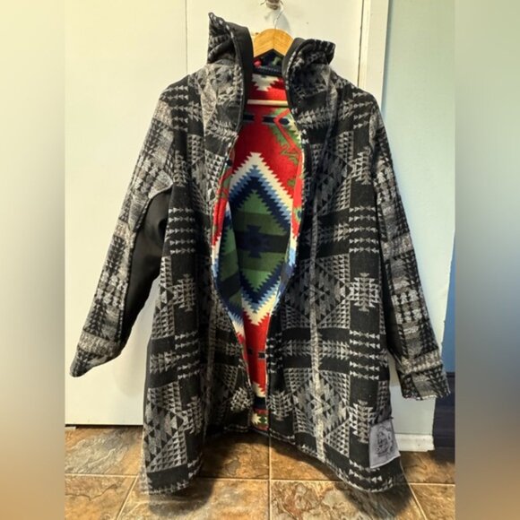 Play Buffalo Reversible Hooded Fleece Jacket – Southwest Aztec Pattern - Picture 9 of 15